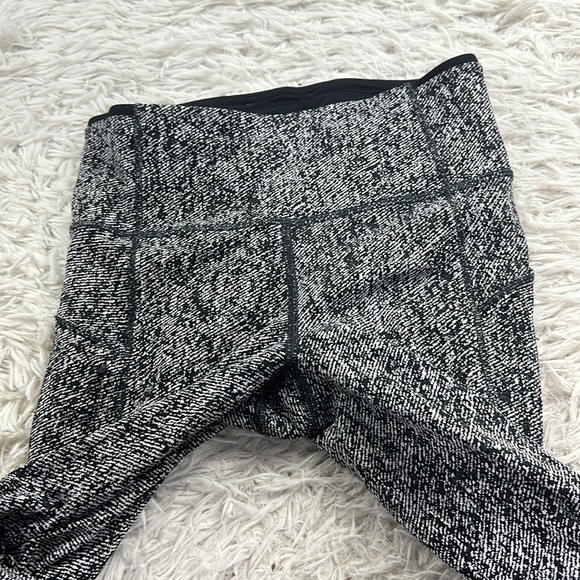 Lululemon Run On Crop (21") Power Luxtreme Irregular Denim Twill Black White - Picture 3 of 7